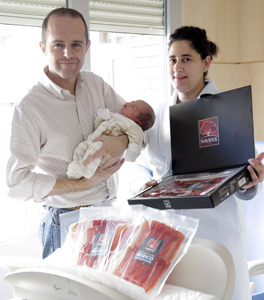 Navidul regala jamón a los bebés recién nacidos